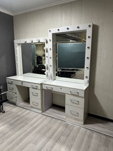 Другое оборудование для салонов красоты: Продаю 
стол визажиста 2 шт 
мал 6500
Большое 7500
Кара-Балта