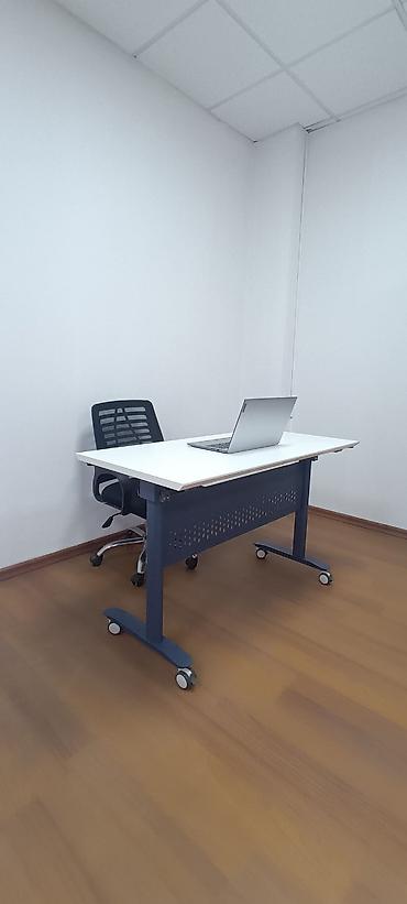Ofis masaları: Tək nəfərlik mobil ofis masası - Üstlük: ağ rəngli, düz və hamar iş — 1