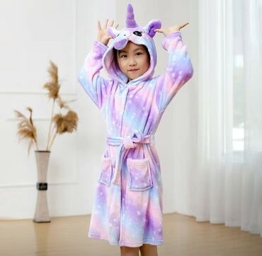 детские вечерние платья: Детский халат из тёплой и пышной ткани с единорогом на капюшоне