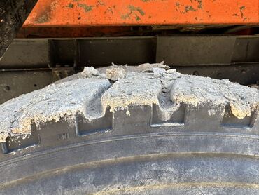 Другой строительный транспорт: КАМАЗ самосвал, оранжевый, колёсная формула 6x4. Надписи на кабине — 4