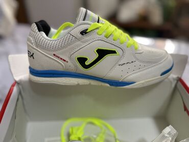 бутсы футбольные: Белые футзалки Joma Top Flex с черным логотипом. Неоново-желтые шнурки
