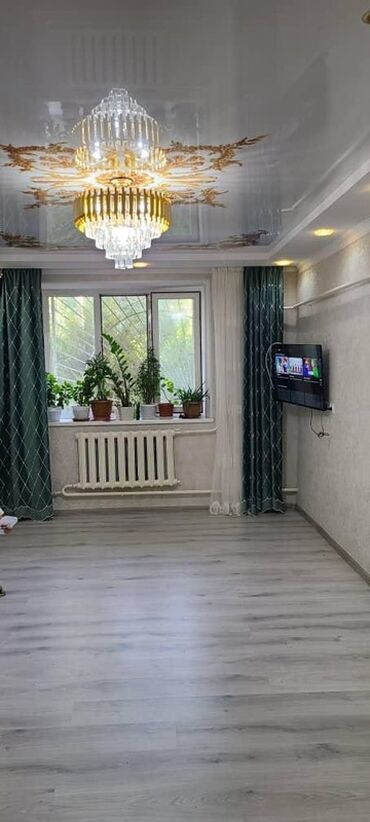 дизайн современной кухонной мебели: Элегантная потолочная люстра с многоуровневым дизайном, сочетающая