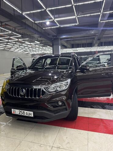 ssangyong kyron тюнинг: Автомобиль SsangYong Rexton в тёмно-коричневом цвете с хромированной
