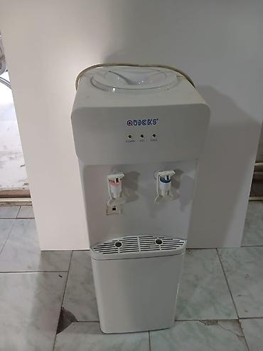 mini sok çəkən: QUICKS su dispenseri – isti və soyuq su verən floor-standing model — 2