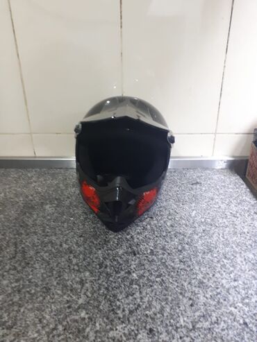 Moto geyim: Qara rəngli, Panther markalı motokross dəbilqəsi. Ağ nöqtələr ilə