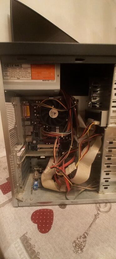 Korpuslar: Masaüstü kompüter korpusu – ATX midi-tower - Rəng: qara, ön hissədə — 3