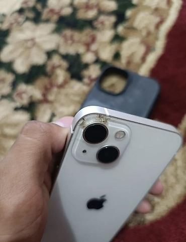 Мобильные телефоны: (АКБ заменен) IPhone 13, белый цвет. Компактный 6.1" OLED‑дисплей — 3