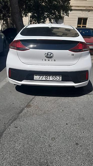 Другие автомобили: Ağ rəngli müasir sedan Xüsusiyyətlər: - Geniş və aerodinamik kuzov — 9