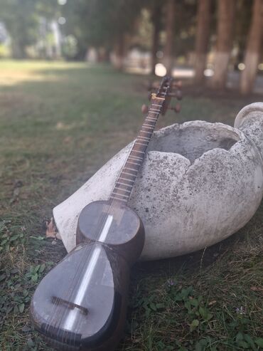 Musiqi alətləri üçün ləvazimatlar: Şuşada yığılma tar satılır. 70 yaş. Çanaq və s təmiz tutdandır