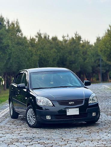 Kia: Kia Rio hatchback Xarici görünüş: - Rəng: qara - 5 qapılı hatchback — 1