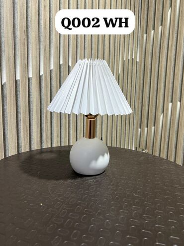 decor up qaymaq harda satilir: Bu lampa dairəvi ağ altlıq üzərində bürünc rəngli dirəyə malikdir. Ağ