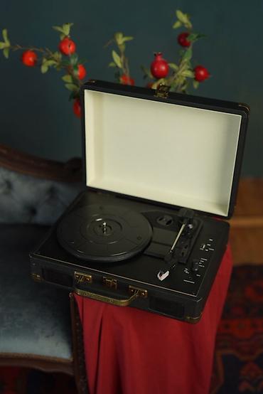 retro gramofon: Vinil pikap – çamadan tipli portativ model - Retro çamadan dizaynı — 4