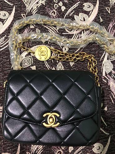 Сумка на цепочке Chanel, черная, стеганый дизайн «квадраты». -
