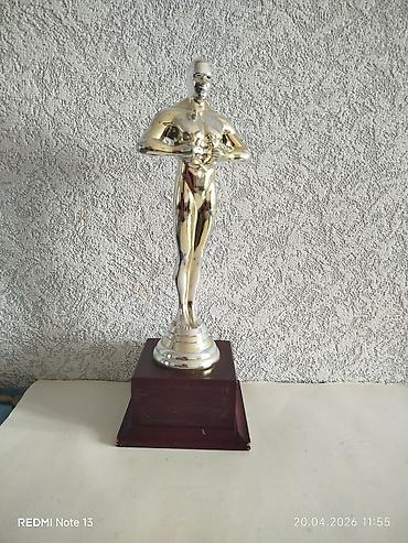heykeller: Qızılı rəngli heykəl formalı mükafat kuboku - Material: parlaq metal — 2