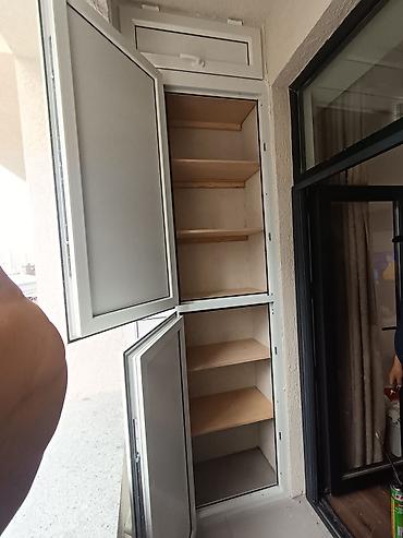 balkon masa: Plastik polkalı şkafların keyfiyyətli profillə və qalın polkalarla — 3