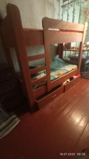 спальный кровать: Продаю двухярусную кровать подростковая, взрослый тоже там может