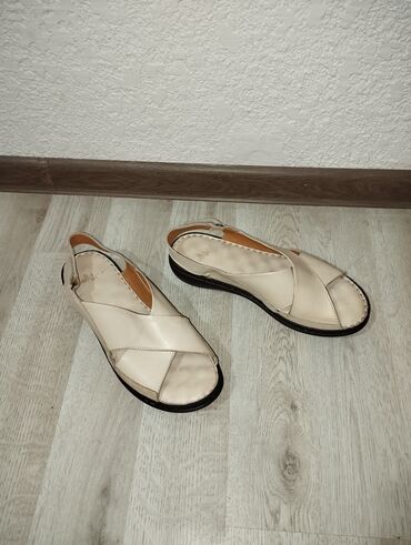 обувь женская 40: Босоножки, сандалии в отличном состоянии. Натуральная кожа, мягкие
