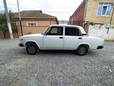 ваз 2107 в рассрочку: Bu, dörd qapılı, ağ rəngli VAZ-2107 sedan avtomobilidir. Avtomobilin
