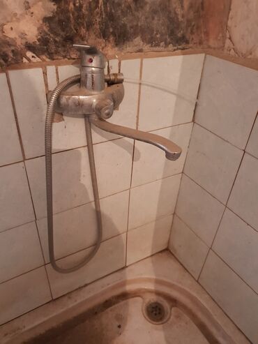 Mətbəx kranları: Duş üçün nəzərdə tutulmuş metal qarışdırıcı, səthində xrom örtüklü