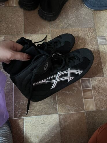 Кроссовки и спортивная обувь: Продаю обувь на мальчика, 37 размер. Все в отличном состоянии. Цена — 4