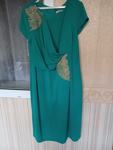 Тарелки: Zümrüd-yaşıl rəngdə elegant qadın paltarı. Yumşaq axıcı parça, dizdən