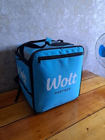 Kuryer çantaları: Wolt çantası. Dostlar çanta demək olarki yenidir. Məndə iki ədəd