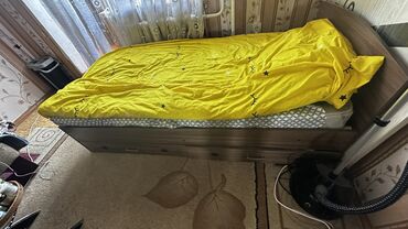 скамейки для офиса: Продаем кровать односпалку. По цене договоримся. Пишите в вотсап