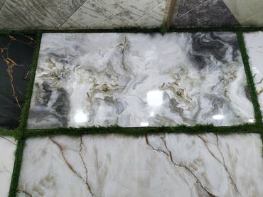 ağ lay: Mərmər görünüşlü, ağ və boz rənglərdə olan bu plitələr, məkanlara