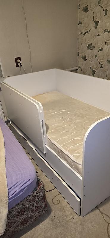 bunk bed: Детская кровать с бортиками и выдвижным ящиком для хранения. - Размер — 2