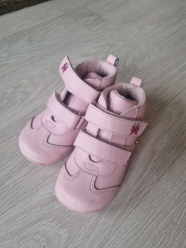 Детская обувь: Продам кожанные ботиночки для девочки 22 размера, немного большемерят