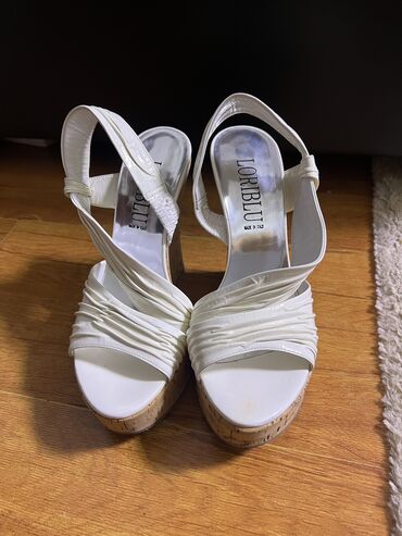 белая обувь: LORIBLU Италия
35 размер подойдет на 36
Почти новые