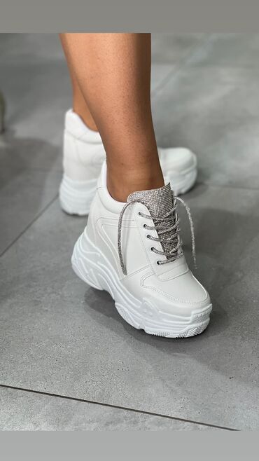 Women's Sneakers and athletic shoes: Cena 4800din
Br36-40
Skrivena peta 9cm — 24