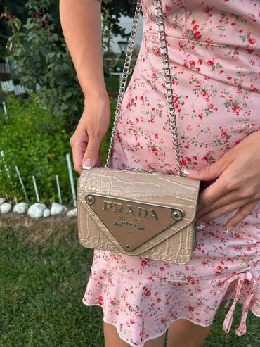 prada tasne cena: Elegantna torbica, Prada