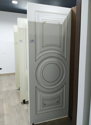 dsp qiymeti: Ağ rəngli, klassik üslubda qapı. Dekorativ elementlərlə bəzədilmişdir