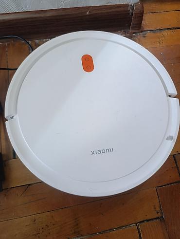 park sensor: Xiaomi robot tozsoran - Dairəvi, ağ korpus, üst paneldə iki düymə — 1
