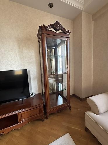 salon mallar: Klassik üslubda qonaq otağı üçün mebel dəsti Tərkibi: - 2 ədəd şüşə — 2