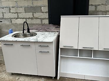 Кухонный гарнитур белого цвета с мойкой и навесным шкафом. Б/У