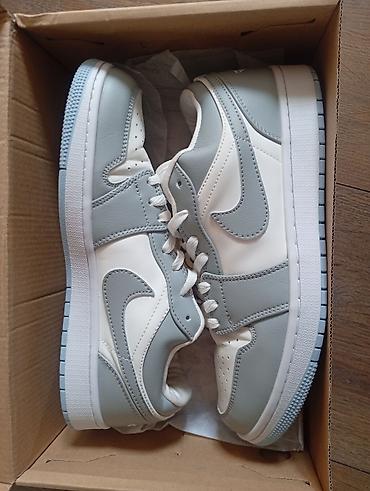 мужские футболки бишкек: Кроссовки Nike Air Jordan 1 Low (серо-белые) - Модель: Air Jordan 1 — 1