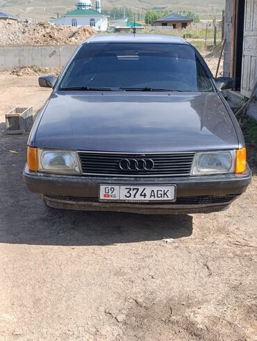 авто внедорожник: Седан Audi серого цвета с четырьмя дверями, оснащенный стандартными