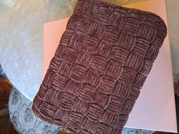 Çantalar: Hər ikisi əl işidi. Qəhvəyi rənglidə astar var, ağ rəngdə olanda — 5