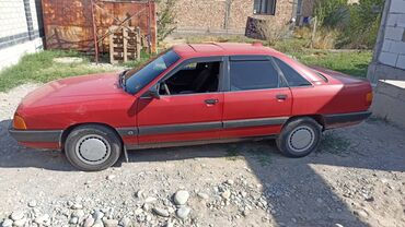 обмен на авто с доплатой: Красный седан Audi 100, известный своей надежностью и просторным