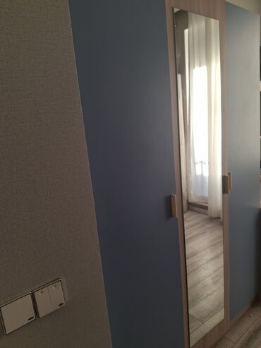 Mebel: 3 qapşlı dolab,1 yazı masası və 2 tumba daxildir.çox az işlənib,yeni