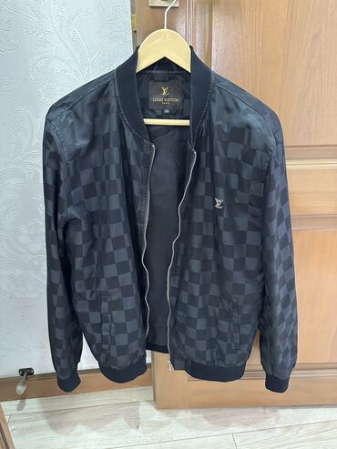 куртка безрукавка: Ветровка LOUIS VUITTON 
Размер:XL
Цвет:Черный
Состояние:ИДЕАЛЬНОЕ