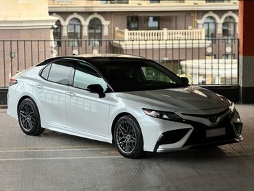 срочно продам авто в связи с переездом: Toyota Camry: 2022 г., 2.5 л, Автомат, Гибрид, Седан