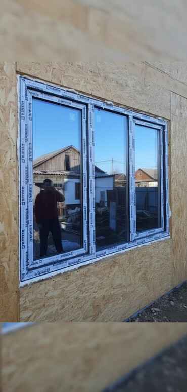 деревянные дома под ключ недорого: Пластиковое окно с тройным остеклением и рамой из ПВХ, обеспечивающее