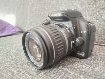 фотоаппарат с мгновенной печатью: Зеркальная камера Canon EOS 450D в черном корпусе. В комплекте идет