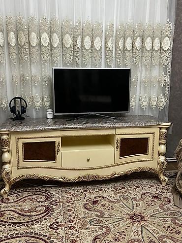 işlenmiş carpayilar: Klassik üslubda yemək otağı mebeli dəsti Tərkibi: - 1 böyük yemək — 1