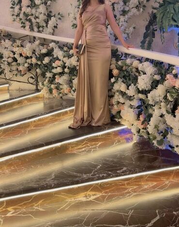 Plaşlar: Zərif atlas gecə geyimi - Rəng: şampan/qızılı tonları - ölçü M-L 80