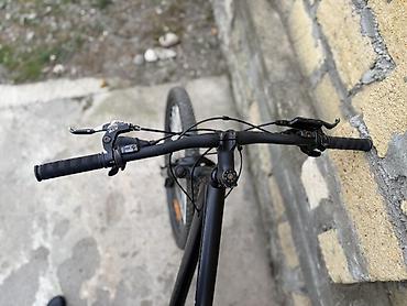 velos: Dağ velosipedi – mat qara rəngdə, yüngül alüminium hardtail karkasla — 3