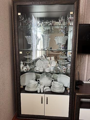 Qonaq otağı mebel dəsti Tərkib: - Şüşə vitrini olan böyük bufet: 2